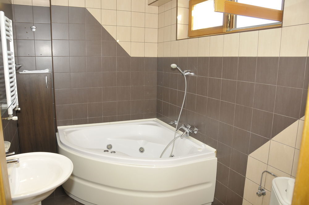 Hotel Tudor Плоешти Экстерьер фото