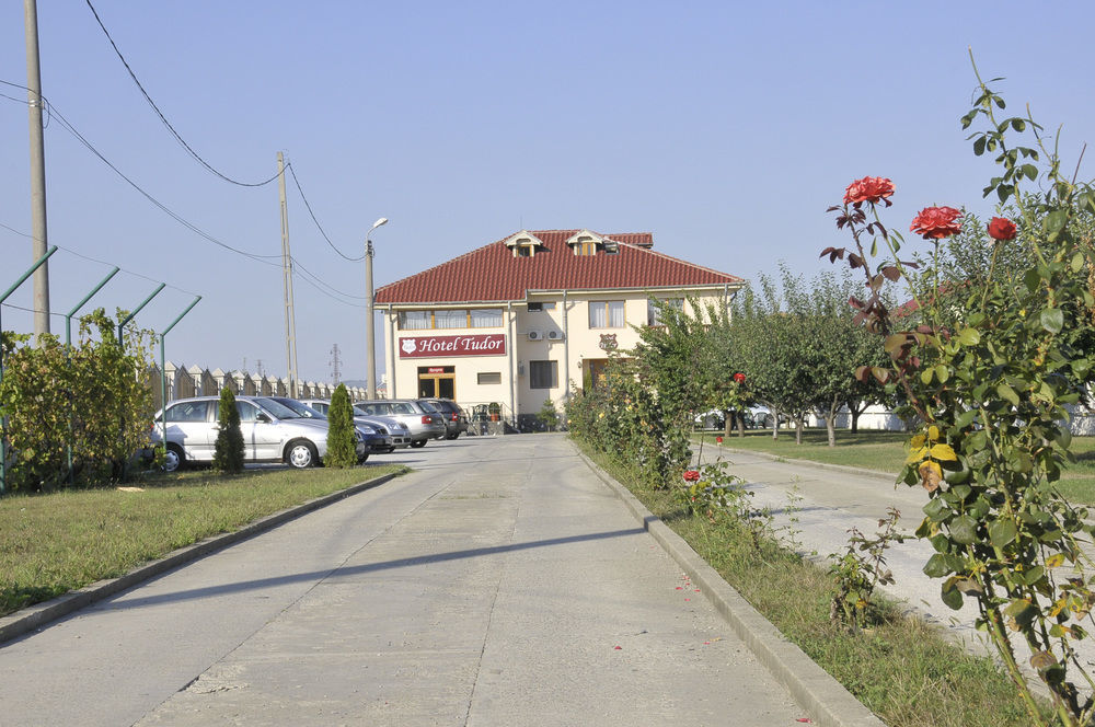 Hotel Tudor Плоешти Экстерьер фото