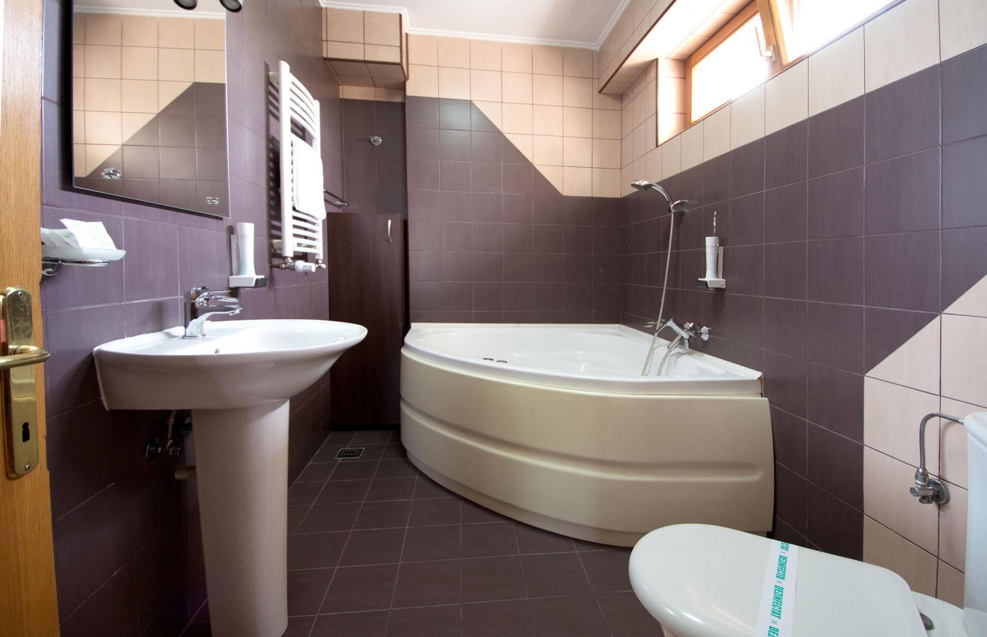 Hotel Tudor Плоешти Экстерьер фото