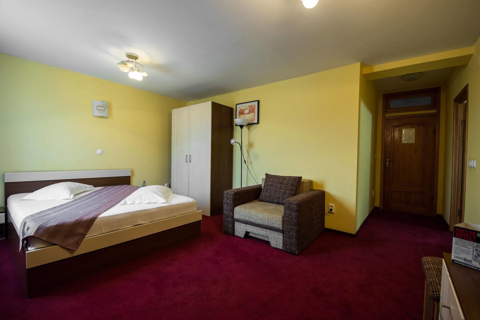 Hotel Tudor Плоешти Экстерьер фото