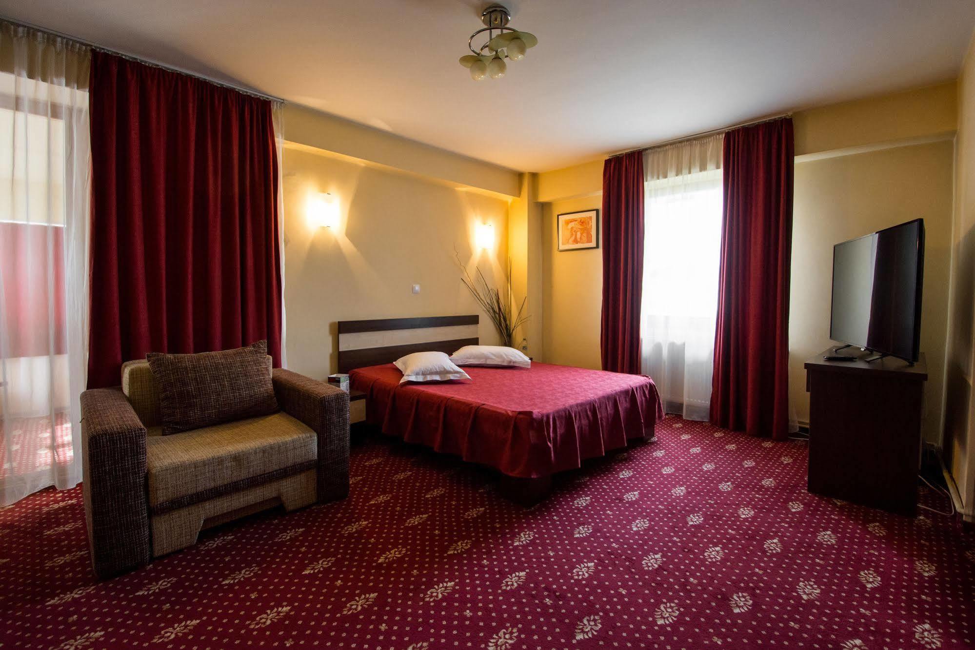 Hotel Tudor Плоешти Экстерьер фото